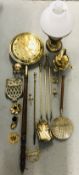 A GROUP OF BRASS WARES TO INCLUDE TRIVETS AND CHAMBER STICK AND FIRESIDE TOOLS + A VINTAGE BRASS