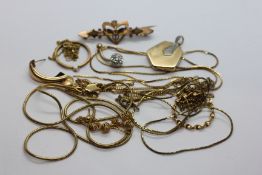 A BAG CONTAINING 9CT GOLD SCRAP JEWELLERY TO INCLUDE BROKEN NECKLACES, SINGLE EARRINGS, BROOCH,