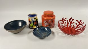 A COLLECTION OF STUDIO POTTERY AND HOME DECOR ITEMS TO INCLUDE KEVIN WARREN ABSTRACT CERAMIC AND