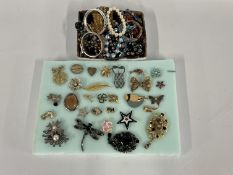 A QUANTITY OF COSTUME BROOCHES TO INCLUDE STONE SET EXAMPLES + A SMALL BOX OF ASSORTED BANGLES,