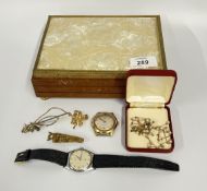A JEWELLERY BOX AND CONTENTS TO INCLUDE A VINTAGE 