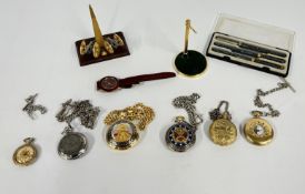 A QUANTITY OF COLLECTORS POCKET WATCHES, CHAINS AND STANDS AND A FURTHER WATCH AND PEN SET.