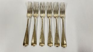A SET OF 6 ANTIQUE SOLID SILVER TABLE FORKS, LONDON 1914 INDISTINCT SIGNATURE MAKERS MARK - L 19.