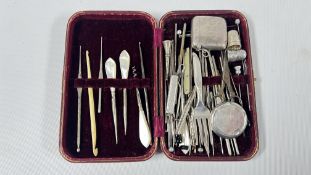 A GROUP OF VINTAGE SEWING ACCESSORIES TO INCLUDE TWO SILVER THIMBLES,