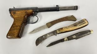A VINTAGE DIANA MOD 2 AIR GUN AND 3 VINTAGE POCKET KNIVES.