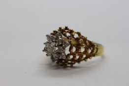 AN 18CT YELLOW GOLD DIAMOND CLUSTER RING SET WITH THIRTEEN BRILLIANT CUT DIAMONDS,