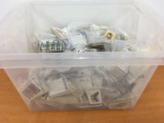 CIGARETTE CARDS: TUB WITH EXTENSIVE MAINLY PLAYER PART SETS AND RUNS SORTED INTO BAGS,