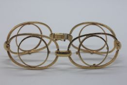 A 9CT GOLD FULL SOVEREIGN FOUR MOUNT BRACELET.