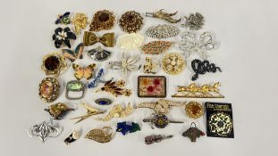 APPROX 40 VINTAGE BROOCHES TO INCLUDE ENAMEL, STONE SET, HORSES ETC., DOUBLE CLIP.