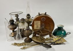 A VINTAGE SPONG KNIFE SHARPENER, TWO BRASS SKILLETS, FIVE VARIOUS OIL LAMPS A/F,