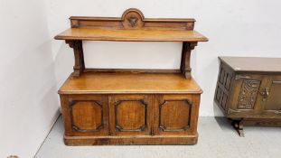 A VICTORIAN MAHOGANY FINISH BUFFET, W 135 X D 53CM X H 119CM.