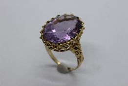 A 9CT GOLD AMETHYST RING,