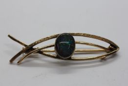 AN OPAL MOSAIC TRIPLET BROOCH APPROX 9MM X 8MM, RUB OVER MILLEGRAIN SETTING,