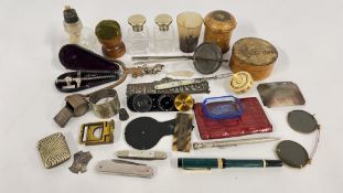 A TRAY OF COLLECTIBLES TO INCLUDE PEN KNIVES, SILVER FORK, STIRRUP, HORN BEAKER,
