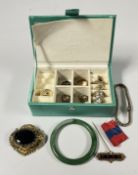 JEWELLERY BOX AND CONTENTS TO INCLUDE A POLISHED HARDSTONE BANGLE, DRESS RINGS,