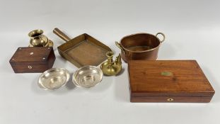 A BOX OF METAL WARE ITEMS TO INCLUDE COPPER COOKING DISH WITH BRASS HANDLES,