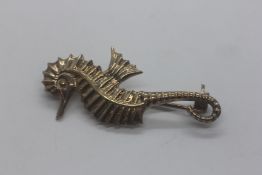 A DESIGNER 9CT WHITE GOLD SEAHORSE BROOCH MARKED 
