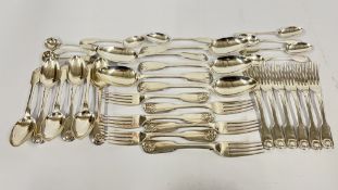 A GROUP OF GOOD QUALITY SILVER FLATWARE 