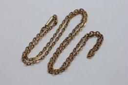 A YELLOW METAL NECKLACE MARKED 9C.