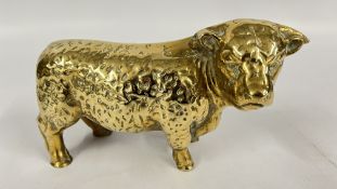 A VINTAGE SOLID BRASS SCULPTURE OF A BULL, INDISTINCT IMPRESSED MARK, L 25 X H 15CM.