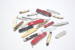 23 ASSORTED POCKET / PEN KNIVES INCLUDING HORN HANDLED AND VINTAGE EXAMPLES.