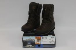 PAIR OF USED MEINDL DOVRE EXTREME SIZE 7 BOOTS.