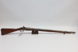 19th CENTURY PERCUSSION CAP ENFIELD STYLE RIFLE, L 138CM WITH LOADING ROD, THE BARREL MARKED 368,