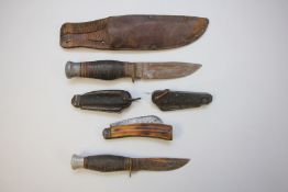 A GROUP OF 5 POCKET AND SHEATH KNIVES TO INCLUDE SCOUTING EXAMPLES, HORN HANDLED, ETC.
