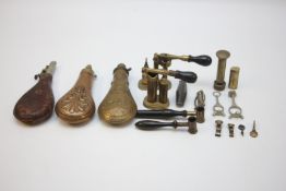 A GROUP OF VINTAGE SHOOTING COLLECTIBLES AND ACCESSORIES TO INCLUDE POWDER FLASKS, PRESSES,