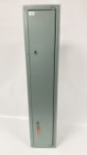 STEEL 3 GUN SECURITY CABINET, W 26CM X D 23CM X H 126CM.