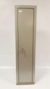 STEEL 5 GUN SECURITY CABINET WITH KEYS, W 32 X D 27 X H 128CM.