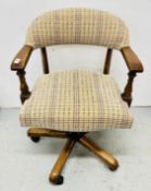 A WOODEN OLD CHARM SWIVEL CHAIR WITH DOGTOOTH UPHOLSTERY.