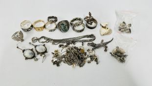 A GROUP OF SILVER AND WHITE METAL JEWELLERY TO INCLUDE A BOX LINK NECKLACE, RINGS,