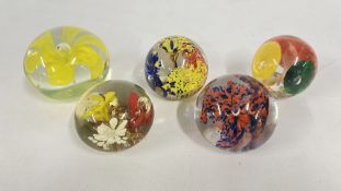 5 X GLASS PAPERWEIGHTS WITH FLORAL AND ABSTRACT PATTERNS, SOME A/F.