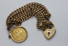 9CT BRACELET WITH HEART LOCK LOCKET WITH ATTACHED 1906 HALF SOVEREIGN IN MOUNT.