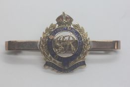 A VINTAGE 9CT GOLD ROYAL ENGINEERS SWEETHEART BROOCH IN A FITTED VELVET LINED BOX.