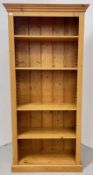 A FLOOR STANDING SOLID HONEY PINE FIVE TIER BOOKSHELF, W 94 X D 39 X H 198CM.