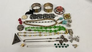 A TRAY OF ASSORTED VINTAGE JEWELLERY TO INCLUDE URANIUM GLASS BEADS, MIRACLE BRACELET,