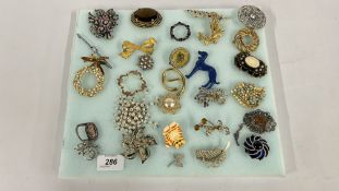 APPROX 30 ASSORTED COSTUME JEWELLERY BROOCHES TO INCLUDE STONE SET AND SIMULATED PEARL EXAMPLES.