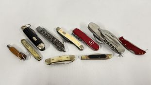 A GROUP OF 10 ASSORTED POCKET KNIVES TO INCLUDE SWISS AND MULTI TOOL EXAMPLES.