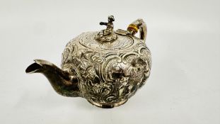 AN ANTIQUE GEORGE I BRITANNIA STANDARD SILVER TEAPOT, REPOUSSE ORIENTAL DESIGN LONDON 1718,