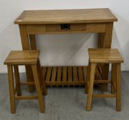 A MODERN SOLID LIGHT OAK SIDE TABLE WITH DRAWER, W 100 X D 45 X H 91CM,