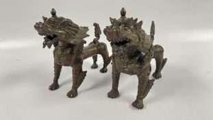 A PAIR OF ANTIQUE HEAVY BRONZE FOO DOGS L 20CM X H 19CM.