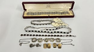A SMALL GROUP OF VINTAGE COSTUME AND DRESS JEWELLERY TO INCLUDE NECKLACE AND BRACELET SET,