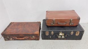 A GROUP OF THREE VINTAGE SUITCASES TO INCLUDE AN EXAMPLE MARKED D.B.