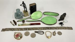 A TRAY OF ASSORTED COLLECTIBLES TO INCLUDE AN ENAMEL BRUSH SET, PEN KNIVES, MAGNIFYING GLASS,