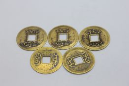 A GROUP OF 5 ORIENTAL GILT TOKENS.