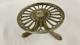 A VINTAGE CAST IRON REVOLVING CAKE MAKERS TURNTABLE.