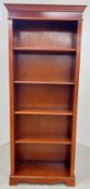 A MODERN MAHOGANY EFFECT FLOOR STANDING FIVE TIER BOOKSHELF, W 88 X D 37 X H 200CM.