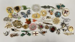 A TIN OF APPROX 40 VINTAGE BROOCHES TO INCLUDE STONE SET, ENAMEL AND HARDSTONE EXAMPLES ETC.